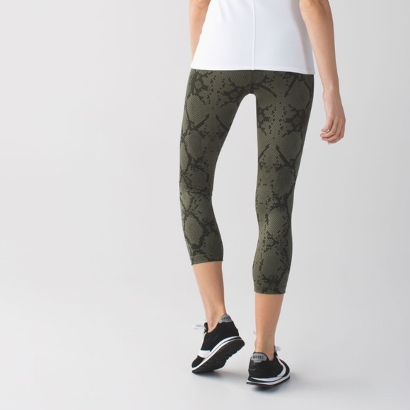 Lululemon Wunder Under Crop - Ziggy Snake Fatigue Green Gator - Size 2 - Picture 3 of 7